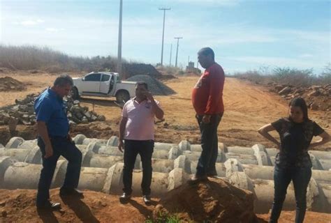 Folha VIP de Cajazeiras Marcos do Riacho do Meio faz visita às obras