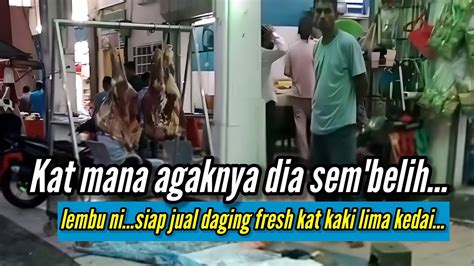 Pati Selamba Jual Daging Depan Mini Market Sambil Buat Muka Tak