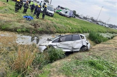 Tragedia en la autopista La Plata Bs As un joven perdió el control