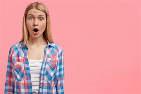 Étudiante Blonde Surprise étonnée Par Les Mauvais Résultats De L examen Photo Gratuite