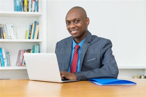 Homem Afro Americano Adulto Que Trabalha Computador Foto De Stock