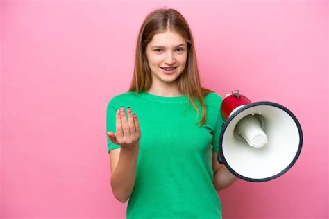 Menina Russa Adolescente Isolada Em Fundo Rosa Segurando Um Megafone E