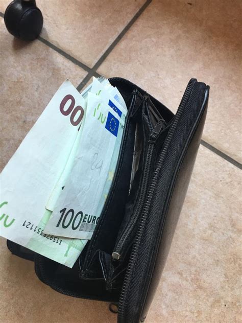 Jesi Trova Un Portafoglio Con Euro In Contante E Lo Restituisce