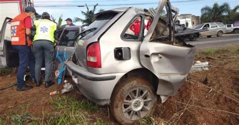 Motorista Sai Ileso De Acidente Que Partiu Carro Ao Meio Em Sc