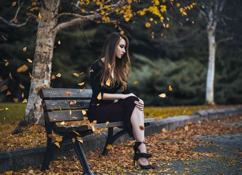 Fondos de pantalla luz de sol otoño hojas Mujeres al aire libre