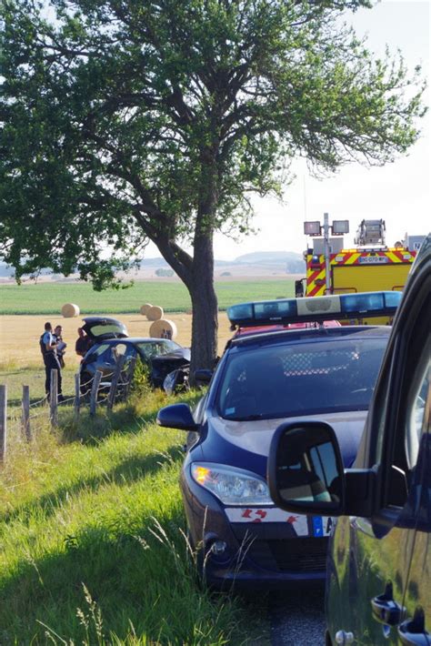 Bermering Faits divers Voiture contre un arbre une femme désincarcérée