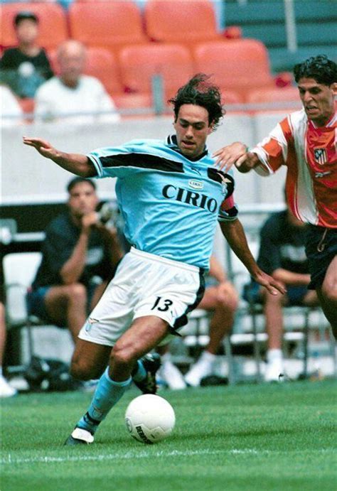 Explora la carrera de Alessandro Nesta uno de los defensas más