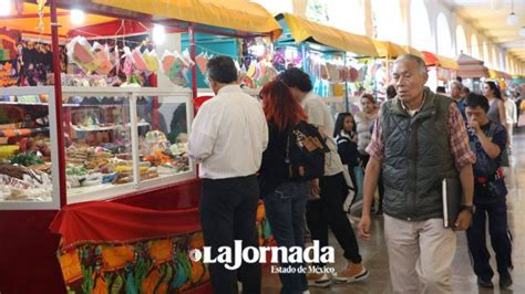 Toluca Familias mexiquenses asisten a la Feria del Alfeñique en como