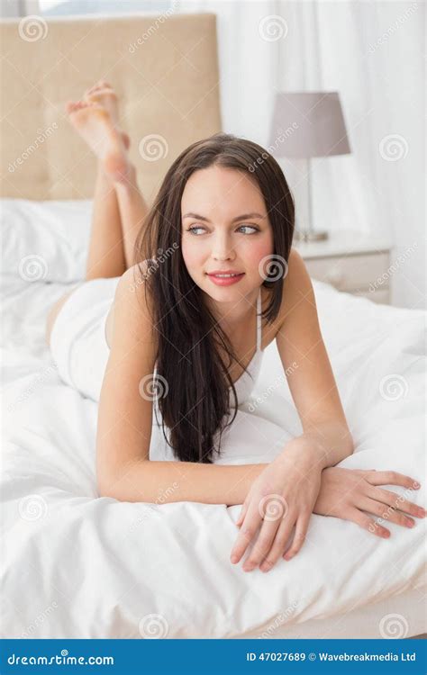 Jolie Brune Se Trouvant Sur Son Lit Image Stock Image Du Longtemps