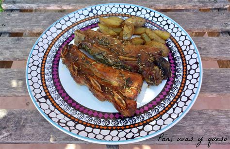 Churrasco De Ternera Asado Con Patatas Al Eneldo Pan Uvas Y Queso