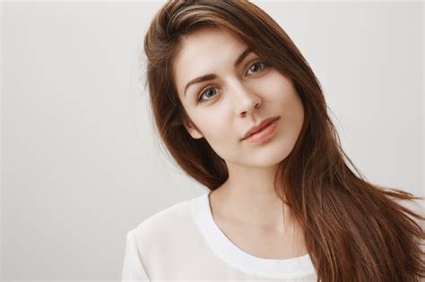 Femme Sensuelle Et Tendre Regardant Gentiment Devant | Photo Gratuite