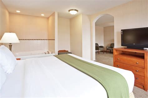 Holiday Inn Express Hotel & Suites Howell in Howell (MI) - Room Deals ...