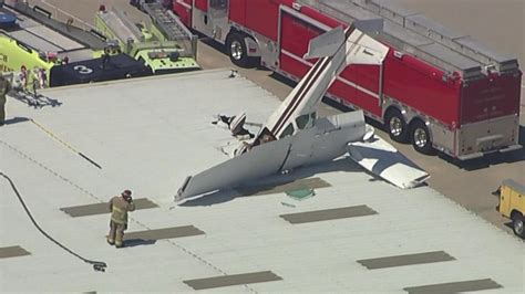 Aereo Precipita In California E Si Incastra Sul Tetto Di Un Hangar Dell