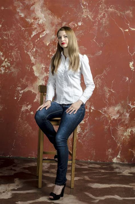 Jeune Belle Jeune Femme Blonde Mince Avec De Longs Jambes Et Cheveux Dans La Chemise Et Des