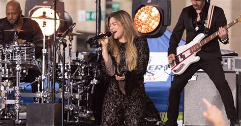 Kelly Clarkson Debuts New Bob Haircut Returning To The Voice: Watch