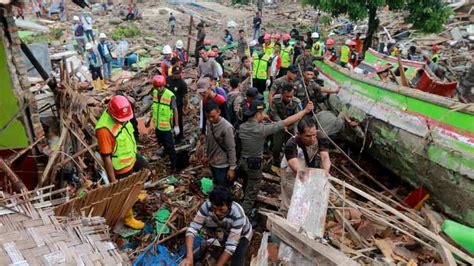 Tragedia En Indonesia Tsunami Arrasa Con Todo A Su Paso Y Deja M S De