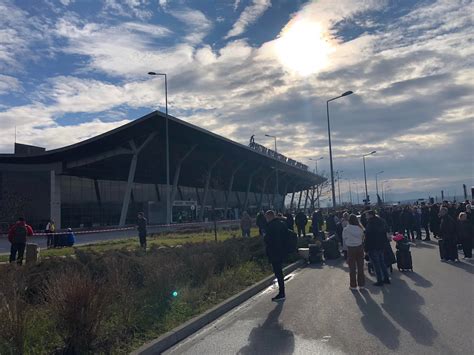 Mbyllet Aeroporti I Prishtinës Evakuohen Udhëtarët Dhe Personeli