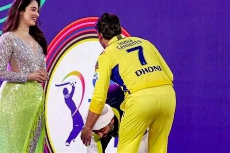 Arijit Singh Wins Over Netizens By Touching Ms Dhonis Feet During Ipl