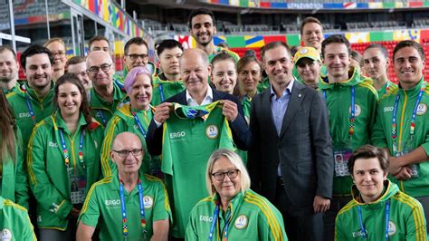 Volunteers Bei Der Em 2024 Momente Mit Fans Und Asamoah Zdfheute