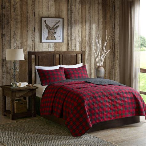 This Quilt Set Features A Classic Buffalo Plaid Pattern In Red And