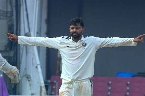 saransh jain traps sarfaraz khan  front  complete