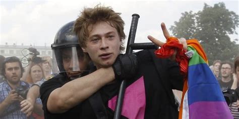 Heurts entre pro et anti gay à Saint Pétersbourg ADHEOS