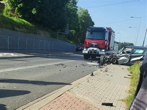 Wypadek Na Rondzie W Klimontowie Dwie Osoby Poszkodowane