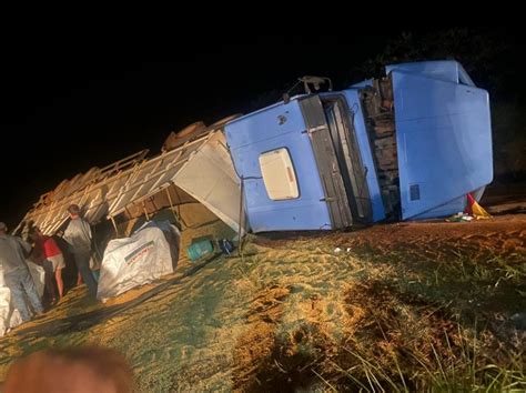 Carreta Tomba No Nort O E Derrama Carga De Soja Motorista Socorrido