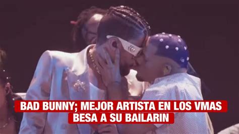 Bad Bunny El Artista Del Año En Los Mtv Music Awards Besa A Su