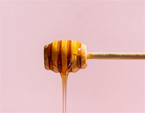 A Guide to the Beauty and Wellness Benefits of Honey - NewBeauty