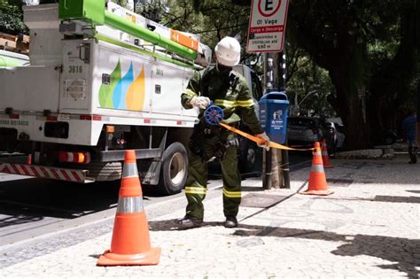 Homem é eletrocutado ao encostar em rede elétrica durante tentativa de