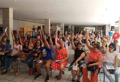 Professores mantêm greve e sindicato critica silêncio do governo