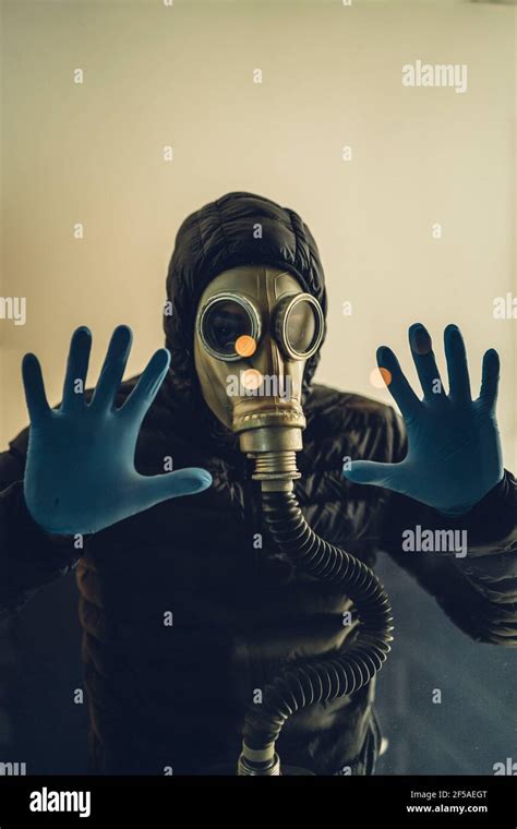 hombre con máscara de gas y guantes de látex Fotografía de stock Alamy