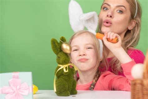 Pascua De La Familia Madre E Hija Con Huevos De Pintura Linda Ni A