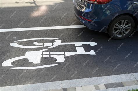 Premium Photo | Car road markings for the lane of cyclists