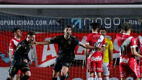 Se Qued Con El Cl Sico Platense Venci A Argentinos Juniors