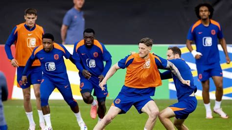 Steven Bergwijn Zorgt Voor Boosheid Op Training Oranje Na Harde Tackle