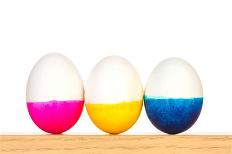 Tres Huevos De Pascua Con Diferentes Colores Foto Gratis