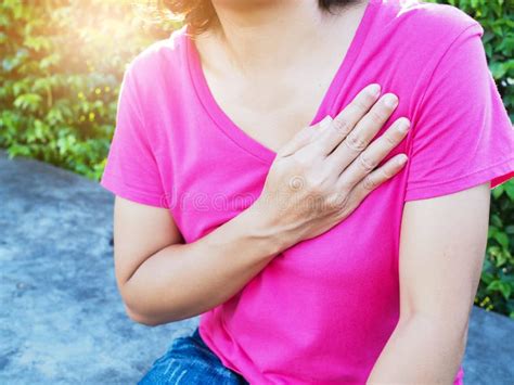 Mujer Asiática Adulta Dolor Torácico Con Ataque Cardiaco Agudo Foto de