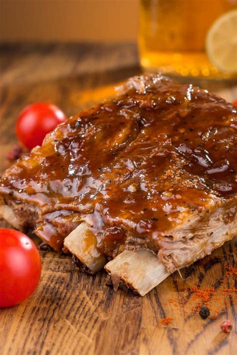 Las Costillas Asadas A La Parilla Deliciosas Sazonaron Con Una Salsa De