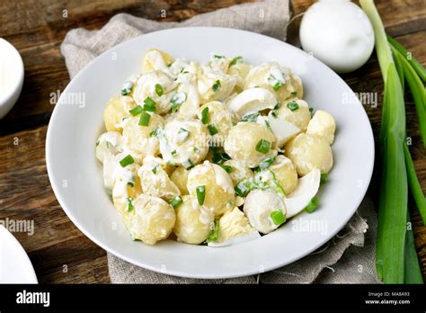 Hausgemachter Kartoffelsalat Mit Eiern Und Gr Ne Zwiebeln Dressing Mit