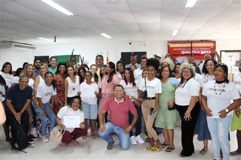 Programa Qualifica Bahia entrega certificados para alunos em cerimônia