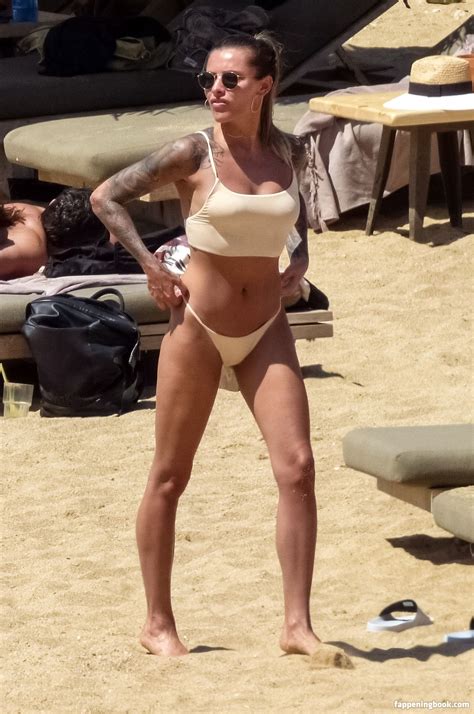 Sophia Thomalla Sonnt Sich Im Knappen Bikini Krone At The Best Porn