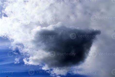 Stunning dark cloud formations right before a thunderstorm 10290128 Stock Photo at Vecteezy