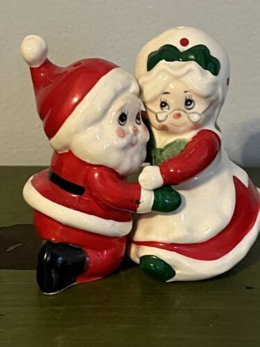 Vintage Lefton Hugging Santa And Mrs Claus Christmas Salt And Pepper Shaker Set Ebay