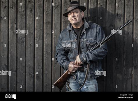 Hombre con escopeta de frente fotografías e imágenes de alta resolución