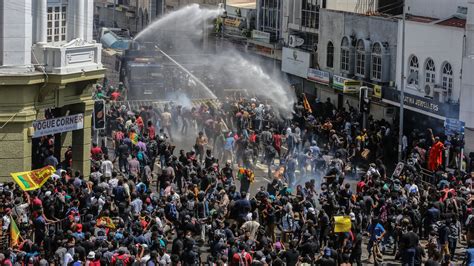 Protesters Enter Sri Lankan Presidents Home As Crisis Escalates The