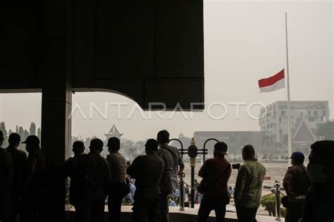 Bj Habibie Wafat Pengibaran Bendera Setengah Tiang Antara Foto