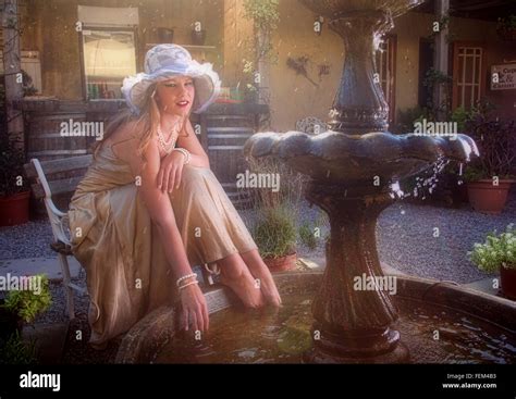 Eine Sch Ne Junge Blonde Frau Ist Eine Pause Von Der Hitze Des Sommers Und Ruhen Ihre Wunde F E