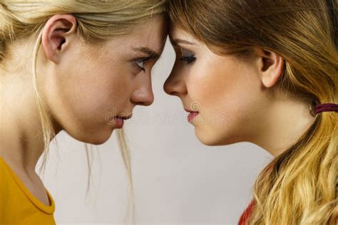 Duas Garotas Olhando Seriamente Uma Para A Outra Imagem De Stock